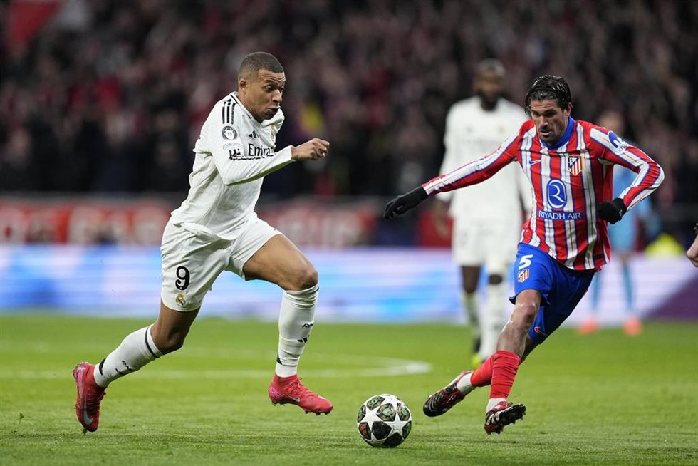 Kylian Mbappé y Rodrigo de Paul pugnan por un balón durante el Atlético de Madrid-Real Madrid de la Liga de Campeones 24-25