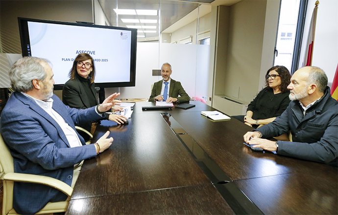 El consejero de Educación, Sergio Silva, se reúne con representantes de la Junta directiva de ASECOVE