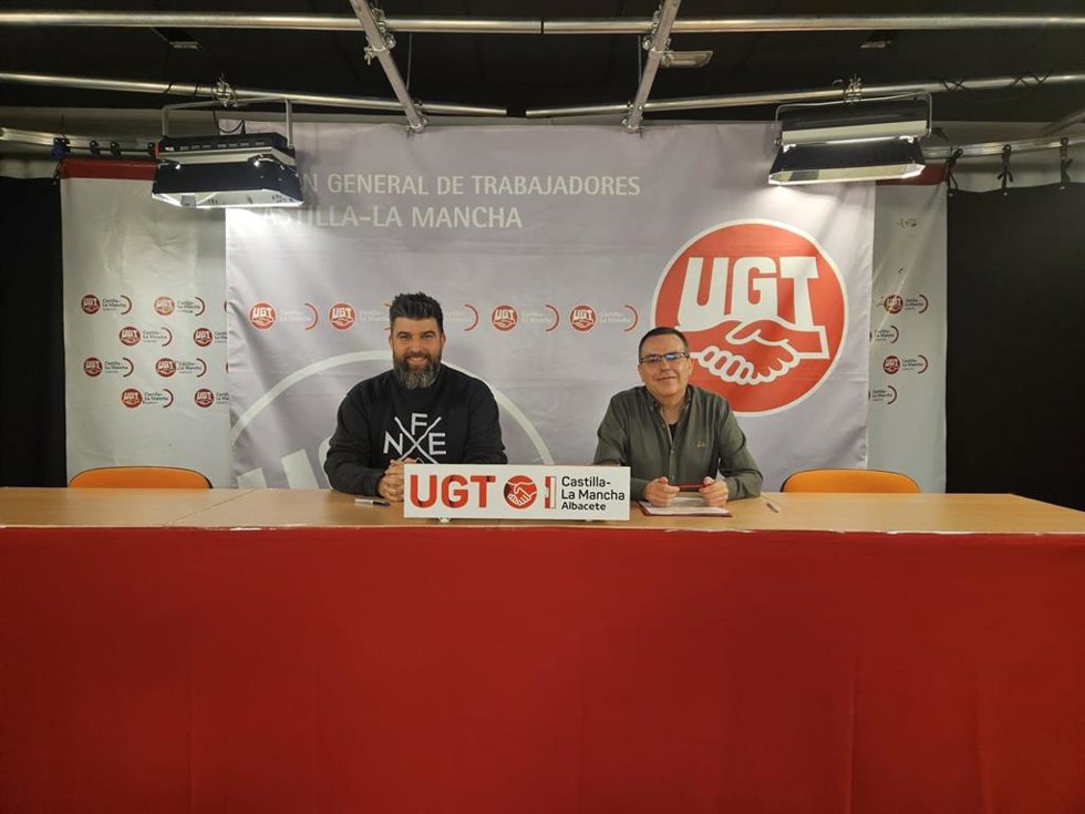 Rueda de prensa del secretario de la Agenda 2030 de UGT Albacete, Luis Cuerda, acompañado por el asesor en la materia, Antonio Marín.