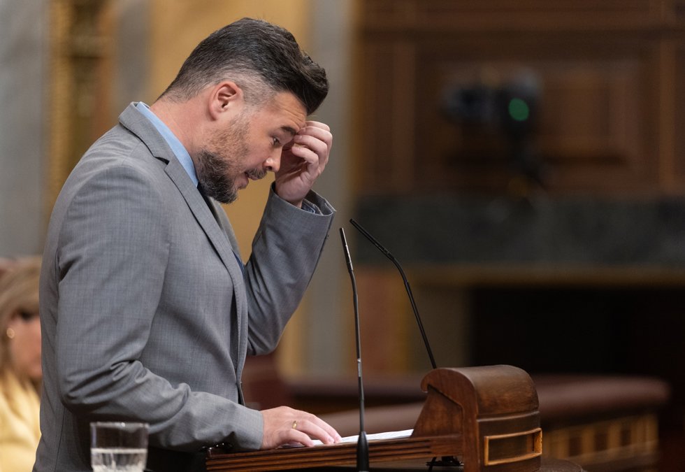 El portavoz de ERC en el Congreso, Gabriel Rufián, interviene durante una sesión plenaria en el Congreso de los Diputados, a 26 de marzo de 2025, en Madrid (España).
