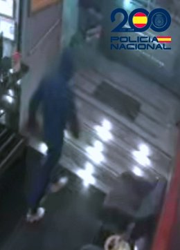 Tres jóvenes detenidos en Burgos cuando huían tras robar la cafetera de un hotel valorada en 3.000 euros.