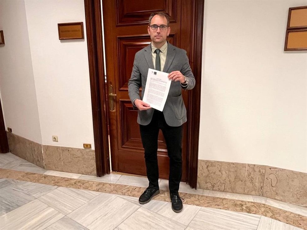 El coordinador general de IU Andalucía y diputado de Sumar en el Congreso, Toni Valero, registra una pregunta en el Congreso.