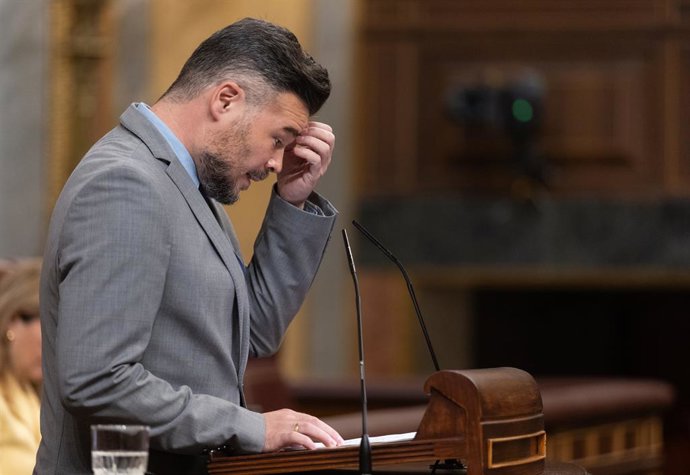 O porta-voz da ERC no Congresso, Gabriel Rufián, fala durante uma sessão plenária no Congresso dos Deputados, em 26 de março de 2025, em Madri (Espanha). O Presidente do Governo Pedro Sánchez comparece ao Congresso dos Deputados para fazer um discurso sob