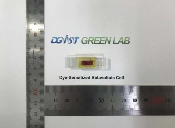 Una pequeña celda betavoltaica sensibilizada con colorante tiene radiocarbono tanto en el cátodo como en el ánodo, lo que aumenta su eficiencia de conversión de energía.
