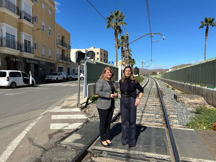 Lourdes Ramos y Ana Martínez Labella, junto a uno de los pasos a nivel de Gádor (Almería).
