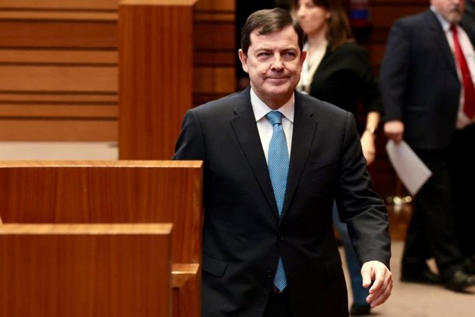 Mañueco se dirige a su escaño antes de intervenir en el Debate de Política General