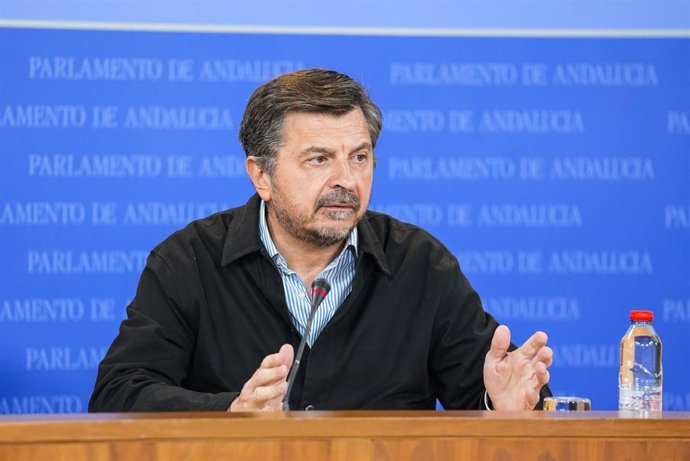 El portavoz del Grupo Parlamentario Popular, Toni Martín, durante la ronda de ruedas de prensa de portavoces de los grupos parlamentarios en el Parlamento de Andalucía, a 26 de marzo de 2025 en Sevilla (Andalucía, España). Los portavoces de los grupos par