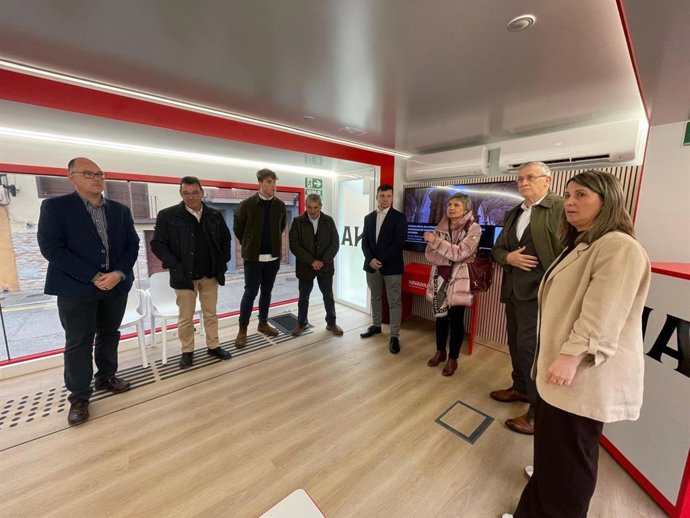 El vicepresidente Félix Taberna y el alcalde de Fitero, Miguel Aguirre, en el interior de la Oficina Móvil de Atención Ciudadana, junto a concejales de la localidad.