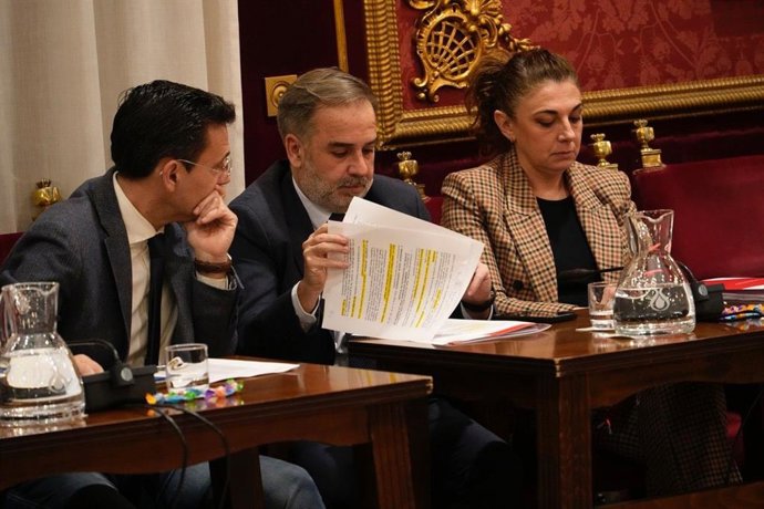 De izquierda a derecha en la imagen el portavoz del PSOE en el Ayuntamiento de Granada, Francisco Cuenca, y los viceportavoces Jacobo Calvo y Raquel Ruz