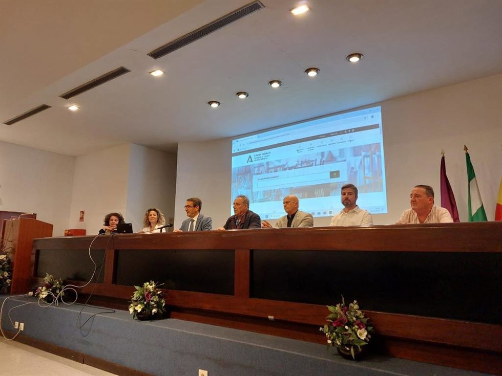 El delegado de Turismo, Carlos García Giménez, ha mantenido una reunión con el sector hotelero de la provincia en la que han analizado las mejoras y las condiciones del decreto de establecimientos hoteleros de la Junta de Andalucía.