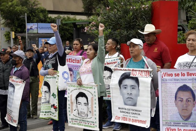 Parentes dos 43 estudantes da Escola Normal Raúl Isidro Burgos de Ayotzinapa, vítimas de desaparecimento forçado, participam de uma manifestação para exigir justiça para os 43 estudantes normalistas desaparecidos como parte da "125ª Ação Global por Ayotzi