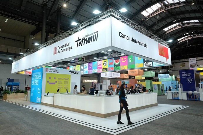 Estand de la Conselleria de Investigación y Universidades de la Generalitat en el Saló de l'Ensenyament 2025