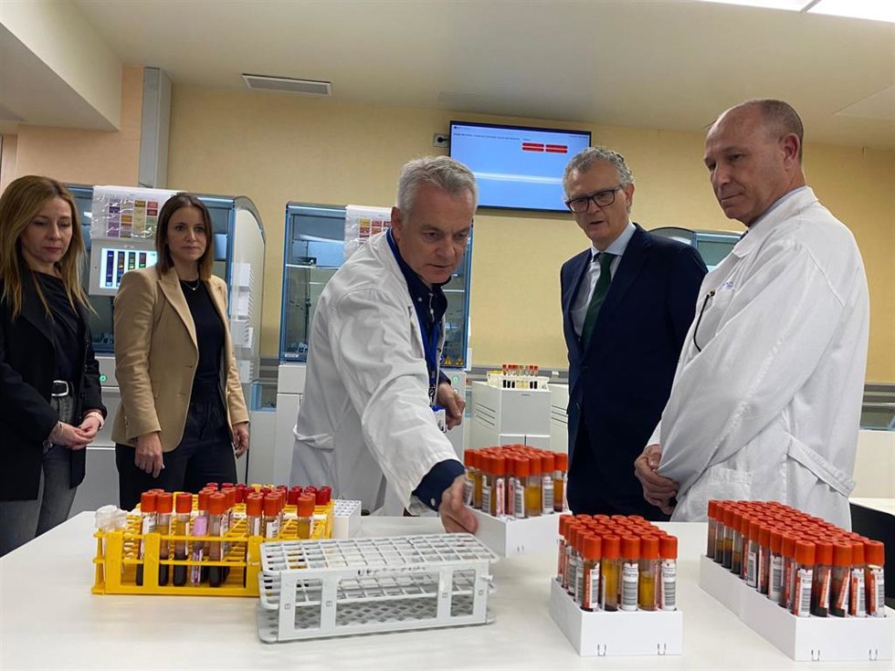 El consejero Juan José Pedreño durante su visita al nuevo laboratorio del hospital Los Arcos del Mar Menor, que garantiza la trazabilidad de las muestras y mejora la seguridad del paciente y del personal sanitario.