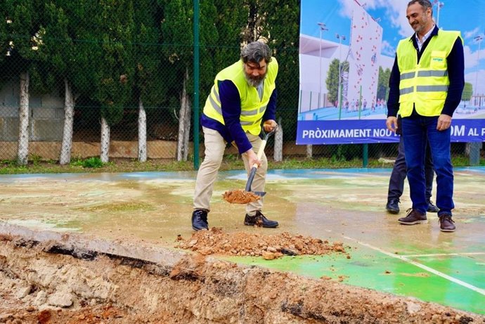 El vicepresidente del Consell, Pedro Bestard, pone la primera piedra de los nuevos rocódromos del polideportivo de Sant Ferran