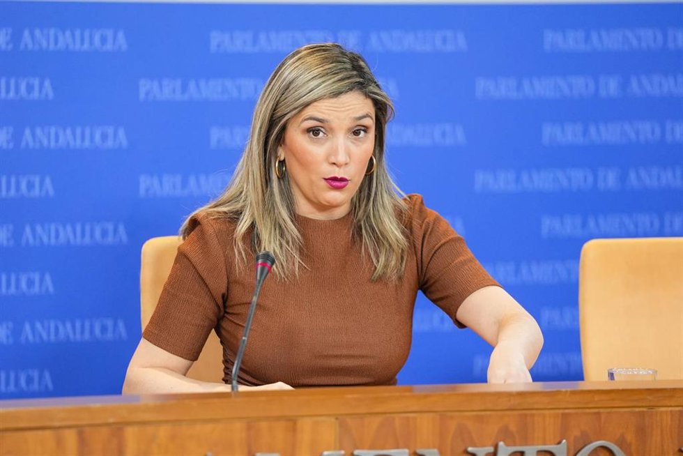 La portavoz del Grupo Parlamentario Socialista, María Márquez, durante la ronda de ruedas de prensa de portavoces de los grupos parlamentarios en el Parlamento de Andalucía, a 26 de marzo de 2025 en Sevilla (Andalucía, España). Los portavoces de los gru