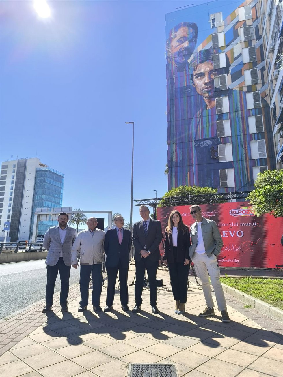 Inauguración del mural El Relevo, de derecha a izquierda: Carlos Callizo; Rebeca Pérez; José Ballesta; Tomás Fuertes; Rafael Gómez;  y David Vaquero