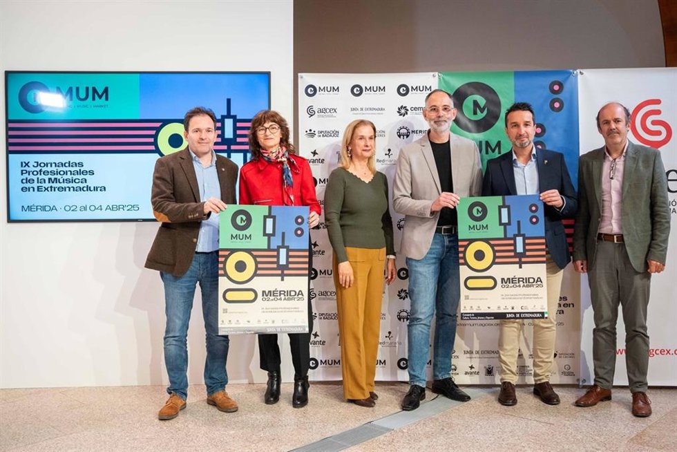Reprensentantes de la Junta, las diputaciones de Badajoz y Cáceres y el ayuntamiento de Mérida, y de Agcex, en la presentación de las jornadas MUM 2025.
