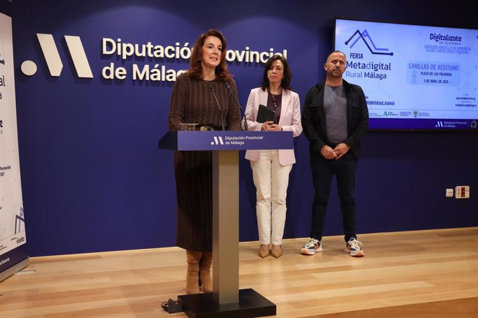La diputada Antonia Ledesma junto a  María Luisa Ceballos, scretaria general de la Consejería de Justicia, Administración Local y Función Pública de la Junta de Andalucía, y Vicente Campos, alcalde de Canillas de Aceituno.