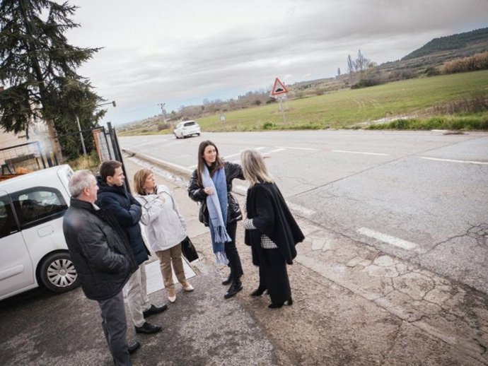 El consejero de Política Local, Infraestructuras y Lucha contra la Despoblación, Daniel Osés, y la alcaldesa de Alberite, Esperanza García suscriben un convenio de colaboración para financiar la urbanización del entorno nuevo Centro de Salud de Alberite