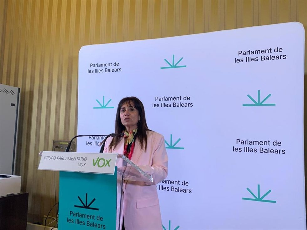 La portavoz de Vox en el Parlament, Manuela Cañadas, en rueda de prensa.