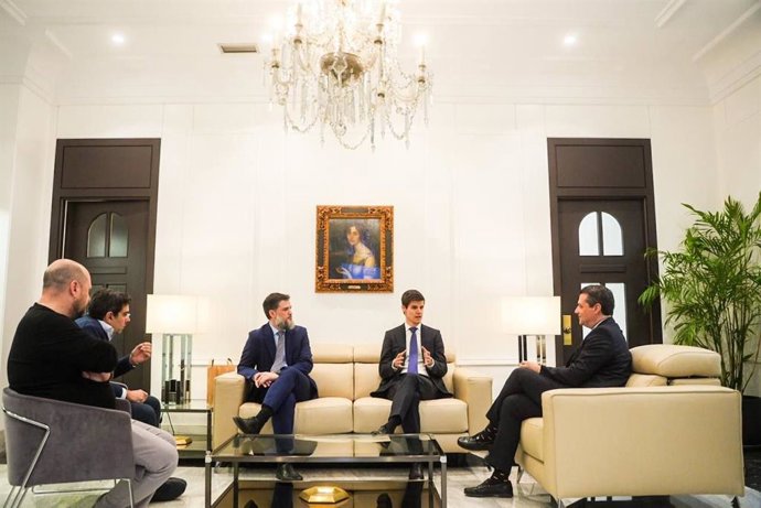 Reunión entre el alcalde de Córdoba, José María Bellido, y el vicepresidente de Gdels-Santa Bárbara Sistemas, Alejandro Page.