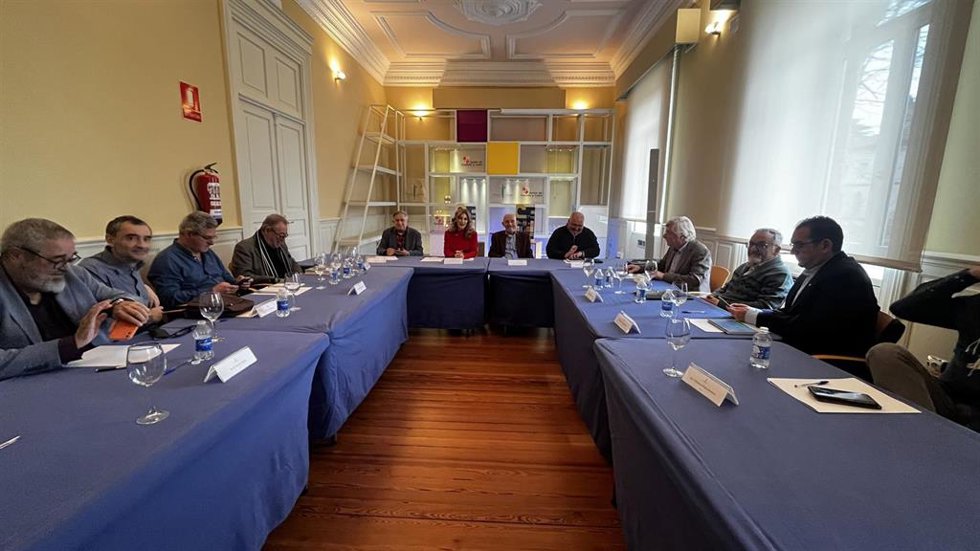 Rubén Abella y Amalia Iglesias, premio ex aequo del Crítica Literaria de CyL. En la foto, los miembros del Jurado, con la presidencia de la viceconsejera de Cultura de la Junta, Mar Sancho.
