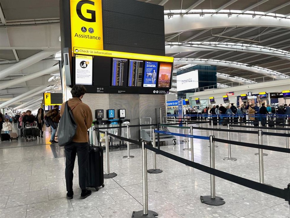 Archivo - FILED - 31 March 2023, United Kingdom, London: Passengers wait in line to check in at Terminal 5 of Heathrow Airport. 