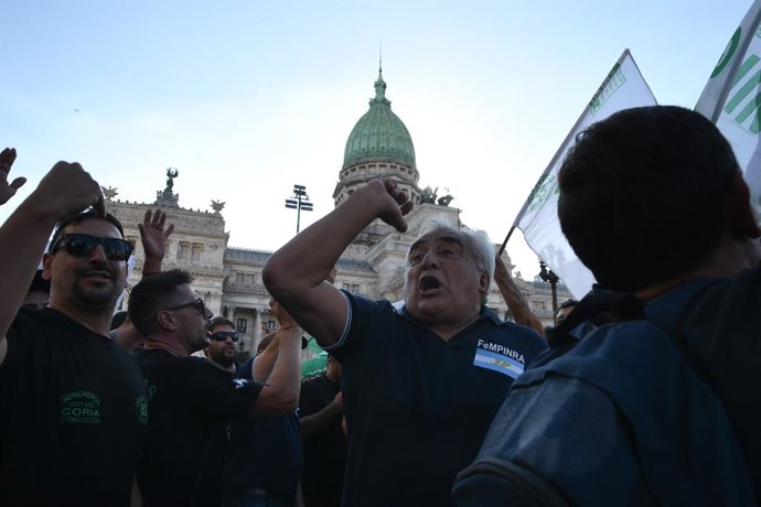 Decenas de personas durante una marcha en marzo