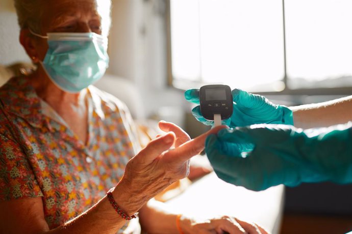 Archivo - Arquivo - Mulher idosa com diabetes e máscara em um check-up médico.