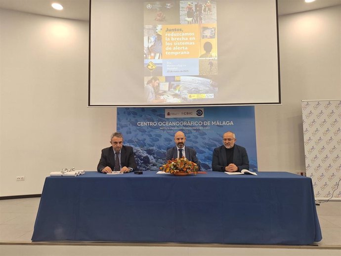 En la conmemoración del Día Meteorológico Mundial, acto organizado por Aemet Málaga, Javier Salas ha estado junto al director del Centro Meteorológico de Málaga, Jesús Riesco, y el director del Centro Oceanográfico, David Macías.