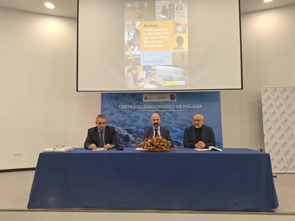 En la conmemoración del Día Meteorológico Mundial, acto organizado por Aemet Málaga, Javier Salas ha estado junto al director del Centro Meteorológico de Málaga, Jesús Riesco, y el director del Centro Oceanográfico, David Macías.