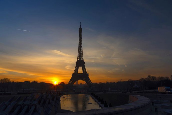 Archivo - Atardecer en la Torre Eiffel de París (Francia).
