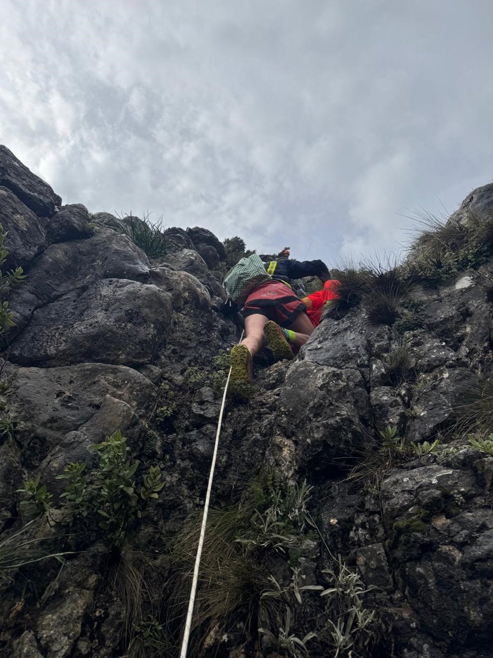 Rescate del hombre que se encontraba en una zona rocosa peligrosa junto a un precipicio y con condiciones meteorológicas adversas.