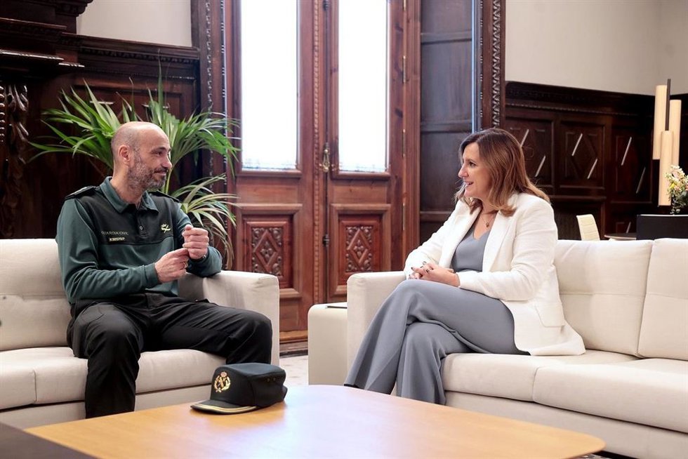 La alcaldesa de Valncia, María José Catalá, y el nuevo jefe de la Comandancia de la Guardia Civil de Valncia, el coronel Juan Martínez Ros