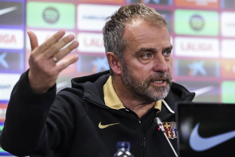 El entrenador del FC Barcelona, Hansi Flick, en la comparecencia de prensa previa al partido contra Osasuna