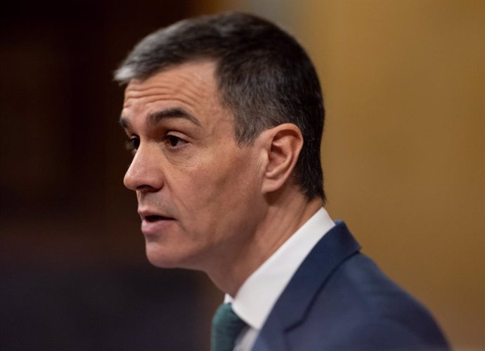 O Presidente do Governo, Pedro Sánchez, fala durante uma sessão plenária no Congresso dos Deputados, em 26 de março de 2025, em Madri (Espanha). O Presidente do Governo, Pedro Sánchez, comparece ao Congresso dos Deputados da Espanha para defender o