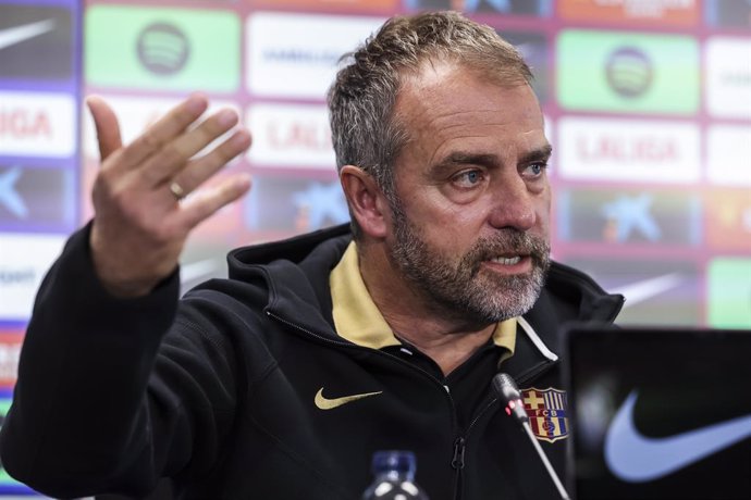 Hansi Flick, técnico do FC Barcelona, participa de sua coletiva de imprensa durante o dia de treinamento do FC Barcelona antes da partida de futebol da Liga Espanhola, La Liga EA Sports, contra o CA Osasuna na Ciudad Esportiva Joan Gamper em 26 de março d