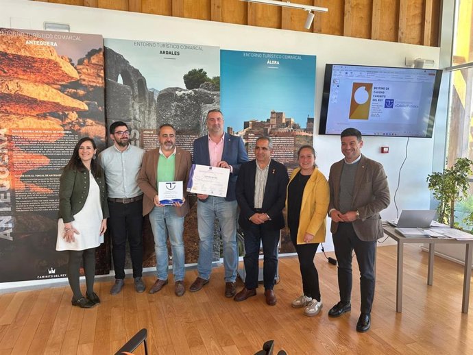 El vicepresidente de Infraestructuras y Territorio Sostenible de la Diputación de Málaga, Cristóbal Ortega, y representantes de los seis municipios han entreagado las distinciones a 21 empresas, cuatro de las cuales lo obtienen por primera vez.