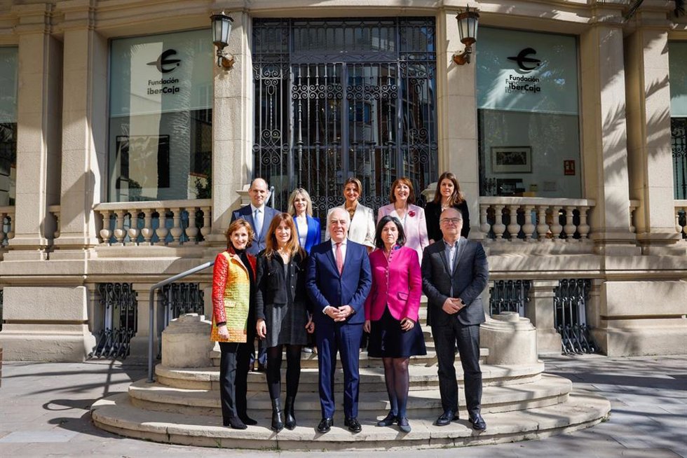 Equipo directivo de Fundación Ibercaja, a las puertas de la sede de la entidad, con motivo de la presentación del Plan Estratégico 2025-2027.