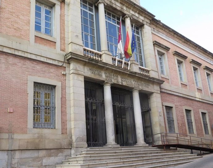 Archivo - El personal de la Administración regional podrá solicitar desde este miércoles su participación en cursos de formación