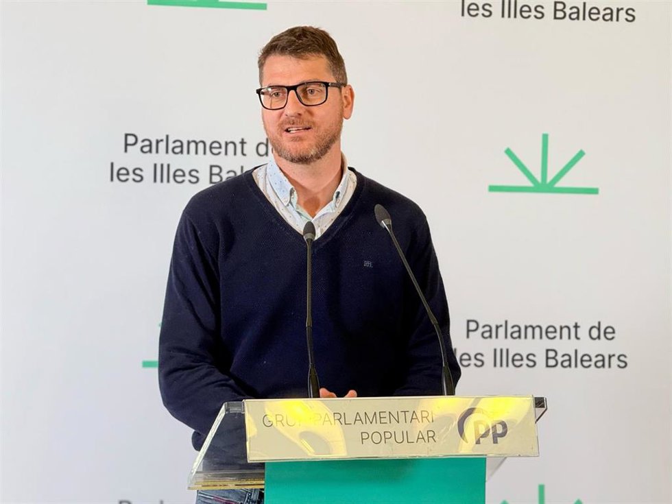 El portavoz del PP en el Parlament, Sebasti Sagreras, en una rueda de prensa.