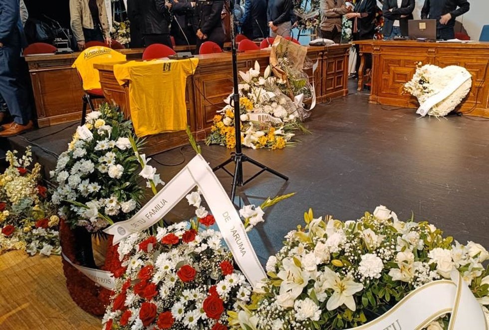 El asiento vacío de Jesús Santos con dos camisetas del Alcorcón y las coronas que han estado presentes durante todo el acto el acto