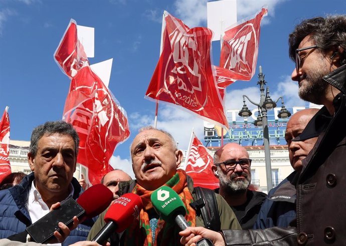 El secretario general de UGT, Pepe Álvarez, ofrece declaraciones a los medios durante una concentración contra la empresa de seguridad Vettonia, a 26 de marzo de 2025, en Madrid (España).