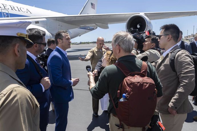24 de março de 2025, Honolulu, Hi, Estados Unidos da América: O secretário de Defesa dos EUA, Pete Hegseth, ao centro, fala à imprensa viajante sobre a revelação de que o plano de guerra foi distribuído por meio de um aplicativo de mensagens não seguro, a