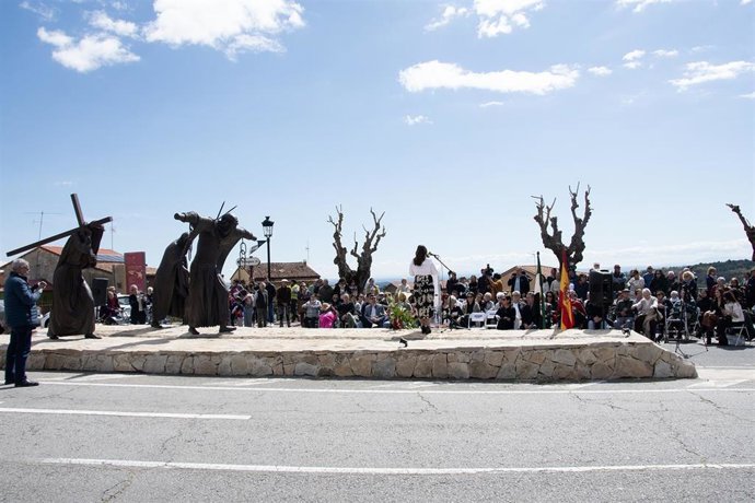 Valverde de la Vera estrena un grupo escultórico de Los Empalaos, obra del artista extremeño Pablo Lapeña
