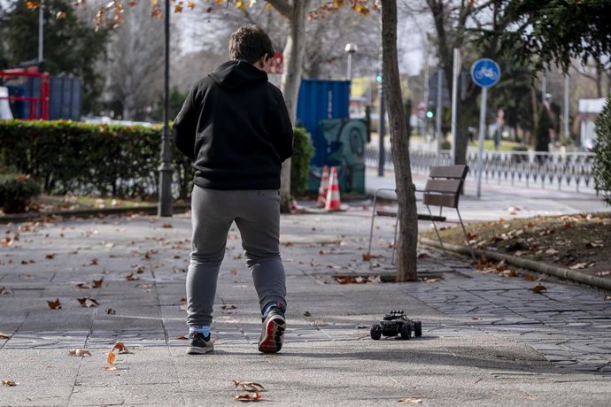 Archivo - Un niño juega con un coche teledirigido.