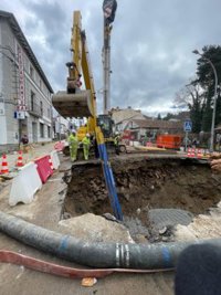 El Espinar pide a Fomento levantar las barreras del peaje mientras duran las obras del socavón en San Rafael