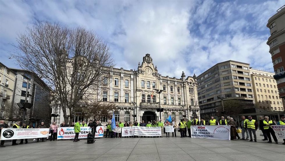 Concentración de pensionistas de diversas comunidades autónomas en Santander