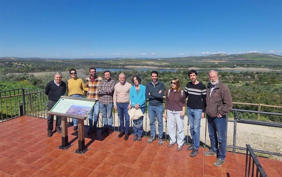 Representantes de Junta y Gobierno, reunidos en el Centro de Visitantes de la Reserva Natural Laguna de Zóñar.