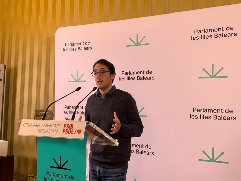 El portavoz del PSIB en el Parlament, Iago Negueruela, en rueda de prensa.